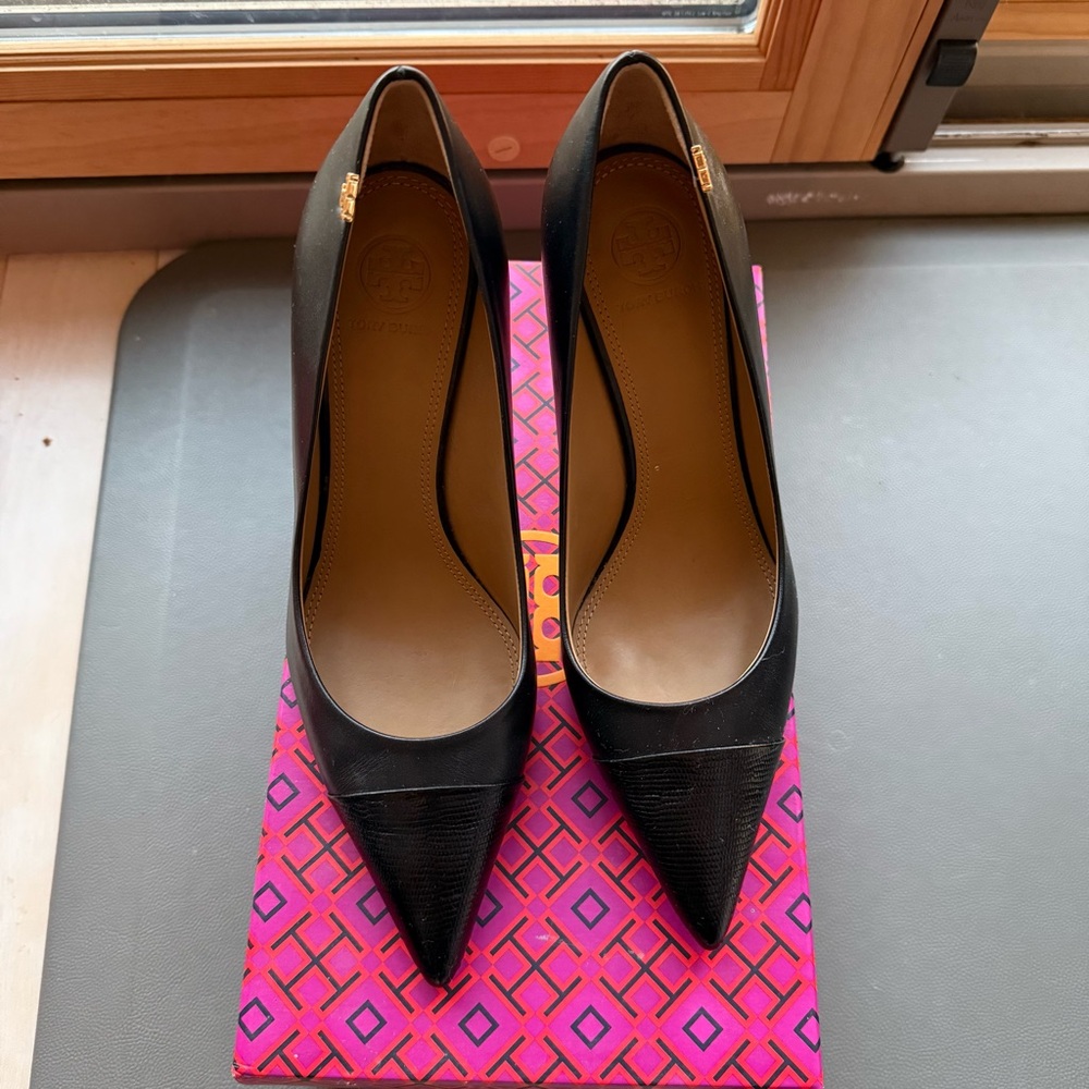 Tory Burch Penelope Captoe Pump - US 7.5 fits like 7! Excellent